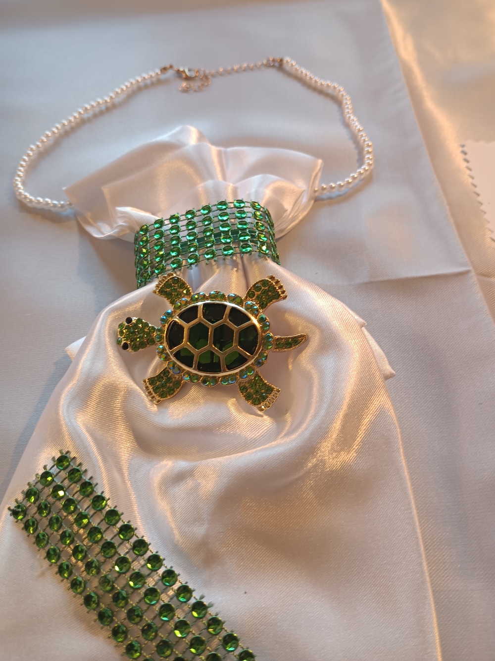 Green Crystal Turtle Brooch with Matching Cuff - Picture 5 of 6